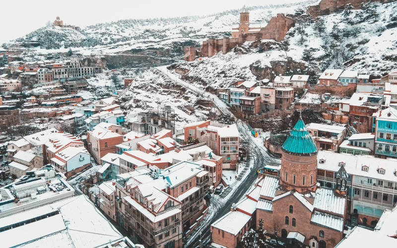 ზამთარი, ახალი წელი და უძრავი ქონების ბაზარი: რა გავლენას ახდენს დღესასწაულები ბაზრის დინამიკაზე?